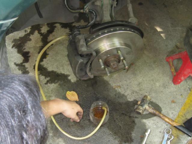 Name:  drain-air-from-brake-fluid.jpg
Views: 148
Size:  43.1 KB